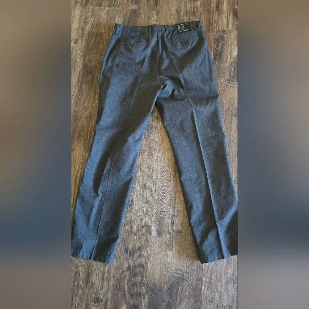 Banana Republuc 35WX32L with Straight Leg Design and Elastic Waistband